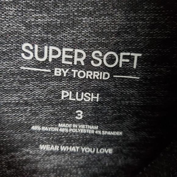 Torrid Grey Super Soft Plush V-Neck Drop Shoulder Sharkbite Hem Top Size 3 - Picture 3 of 6